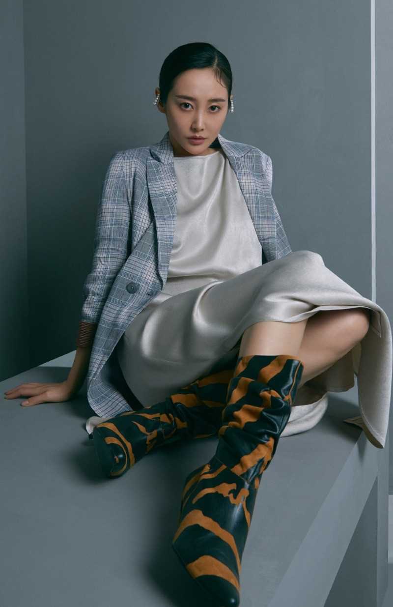 最新李纯演绎多种风格展现迷人魅力时尚杂志封面壁纸