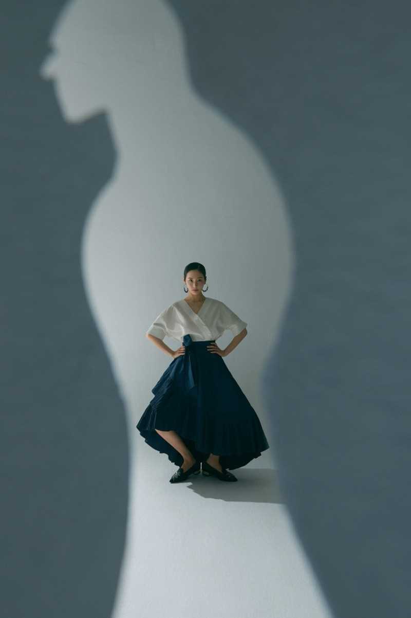 最新李纯演绎多种风格展现迷人魅力时尚杂志封面壁纸