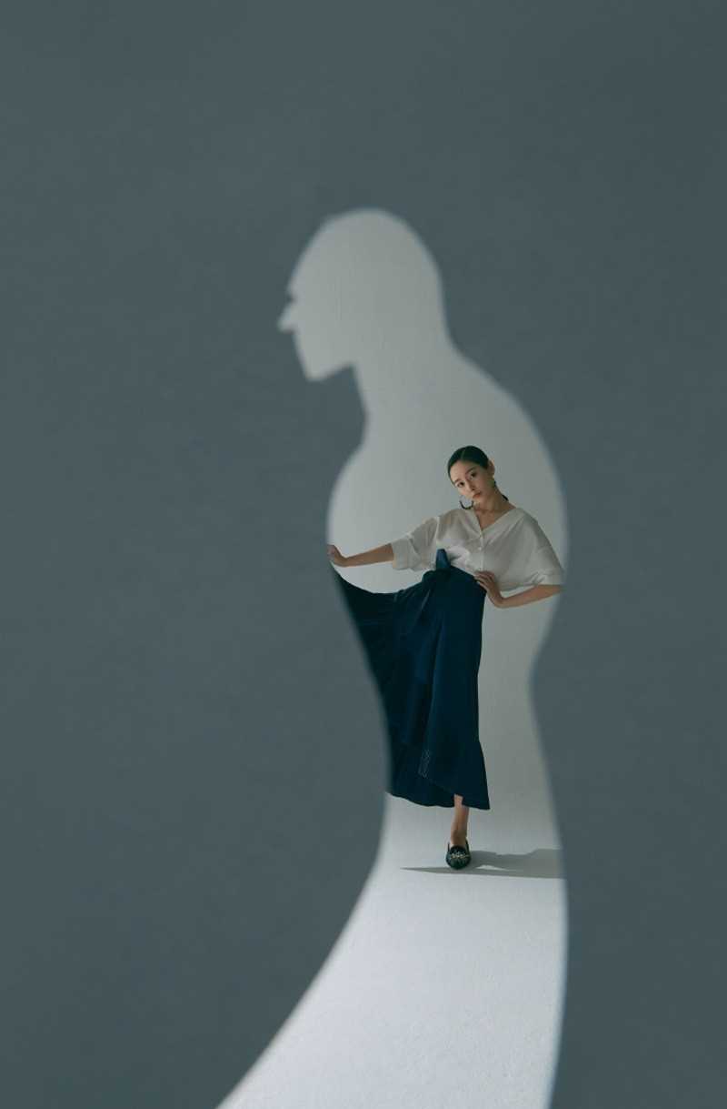 最新李纯演绎多种风格展现迷人魅力时尚杂志封面壁纸