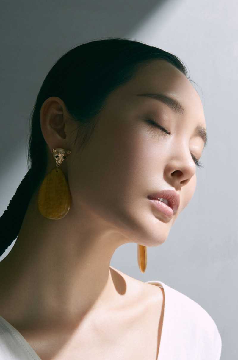 最新李纯演绎多种风格展现迷人魅力时尚杂志封面壁纸