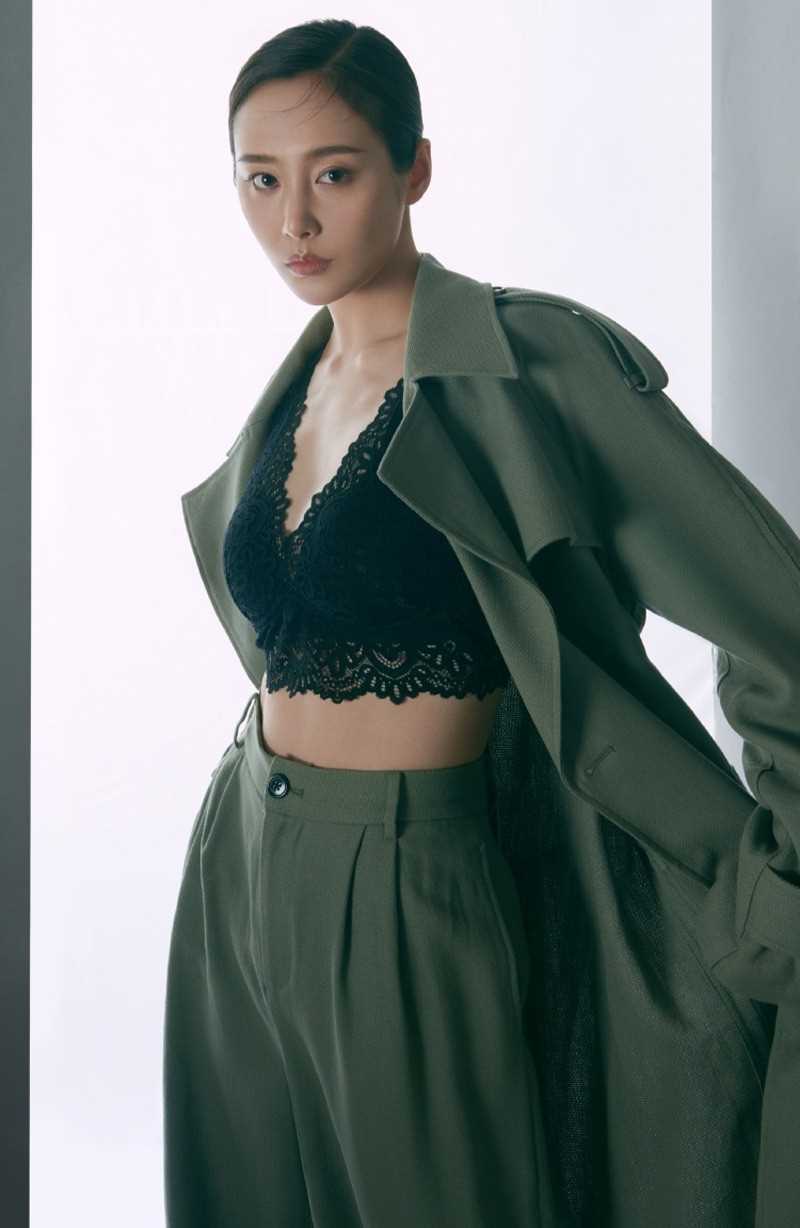 最新李纯演绎多种风格展现迷人魅力时尚杂志封面壁纸