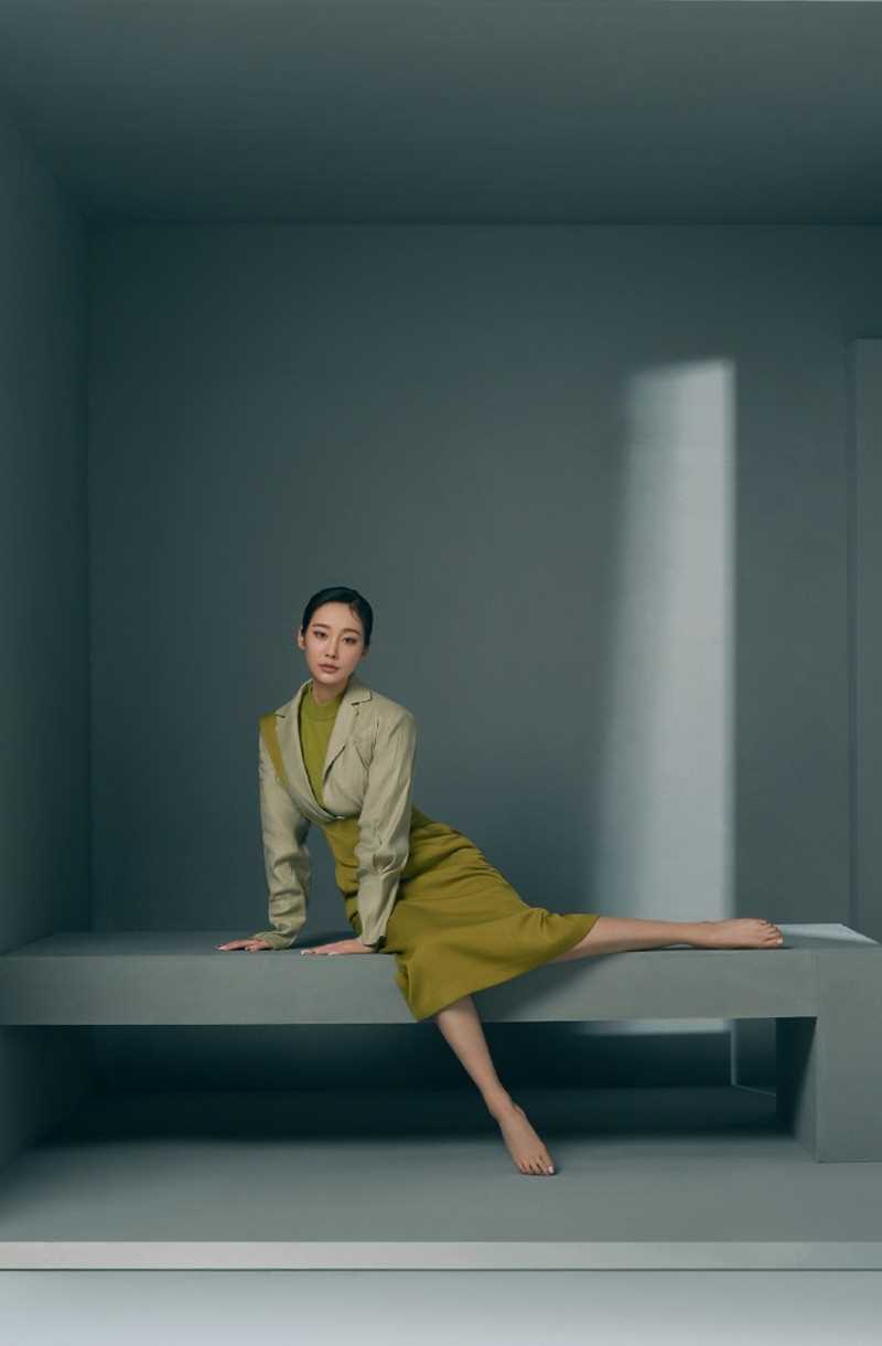 最新李纯演绎多种风格展现迷人魅力时尚杂志封面壁纸