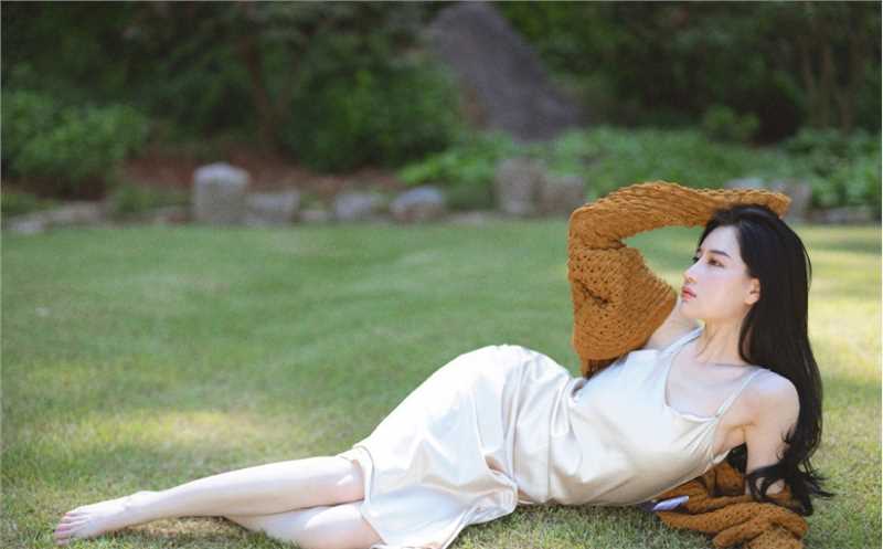 优质长发飘飘的气质美女吊带长裙皮肤白皙清纯唯美图片相册