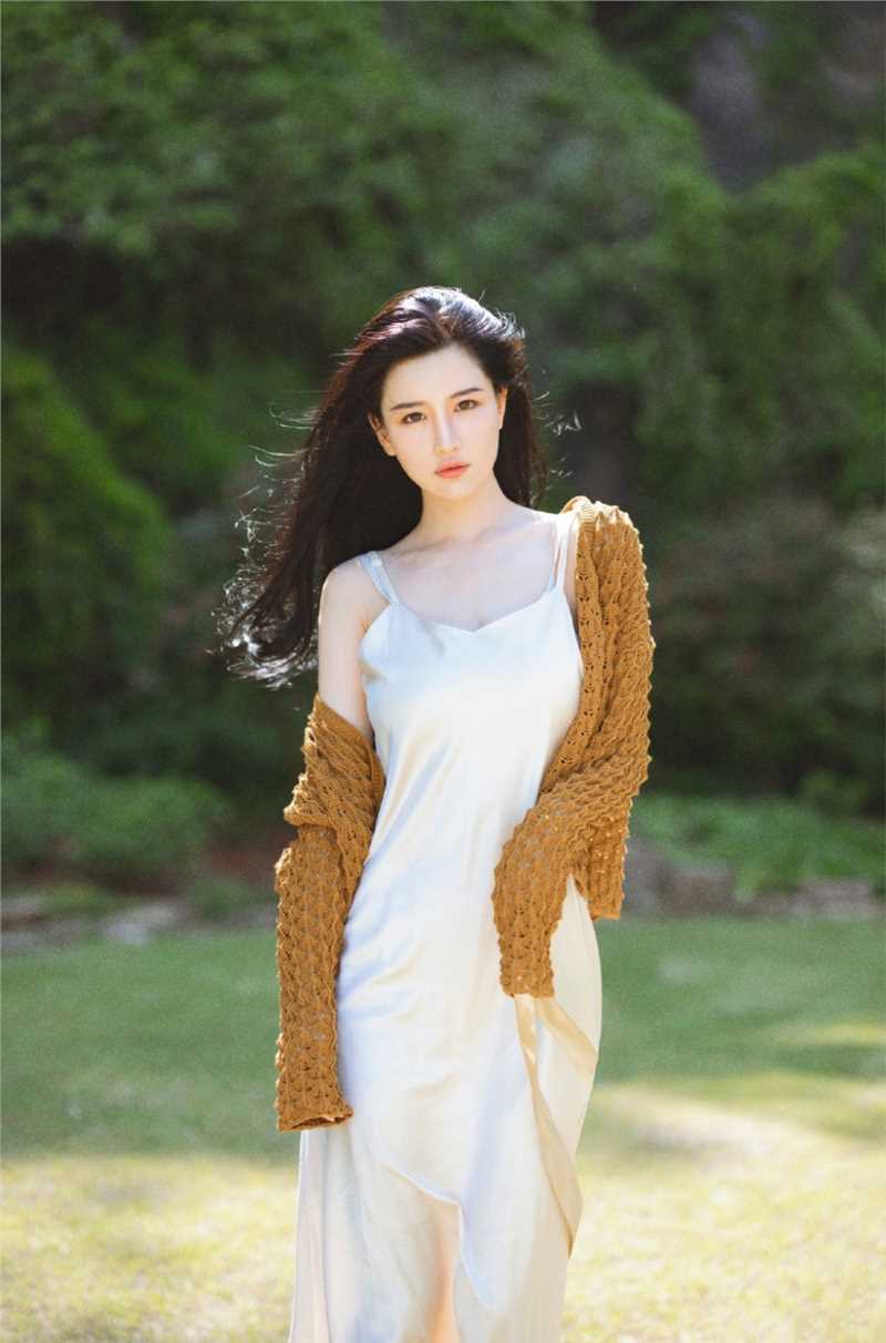 优质长发飘飘的气质美女吊带长裙皮肤白皙清纯唯美图片相册