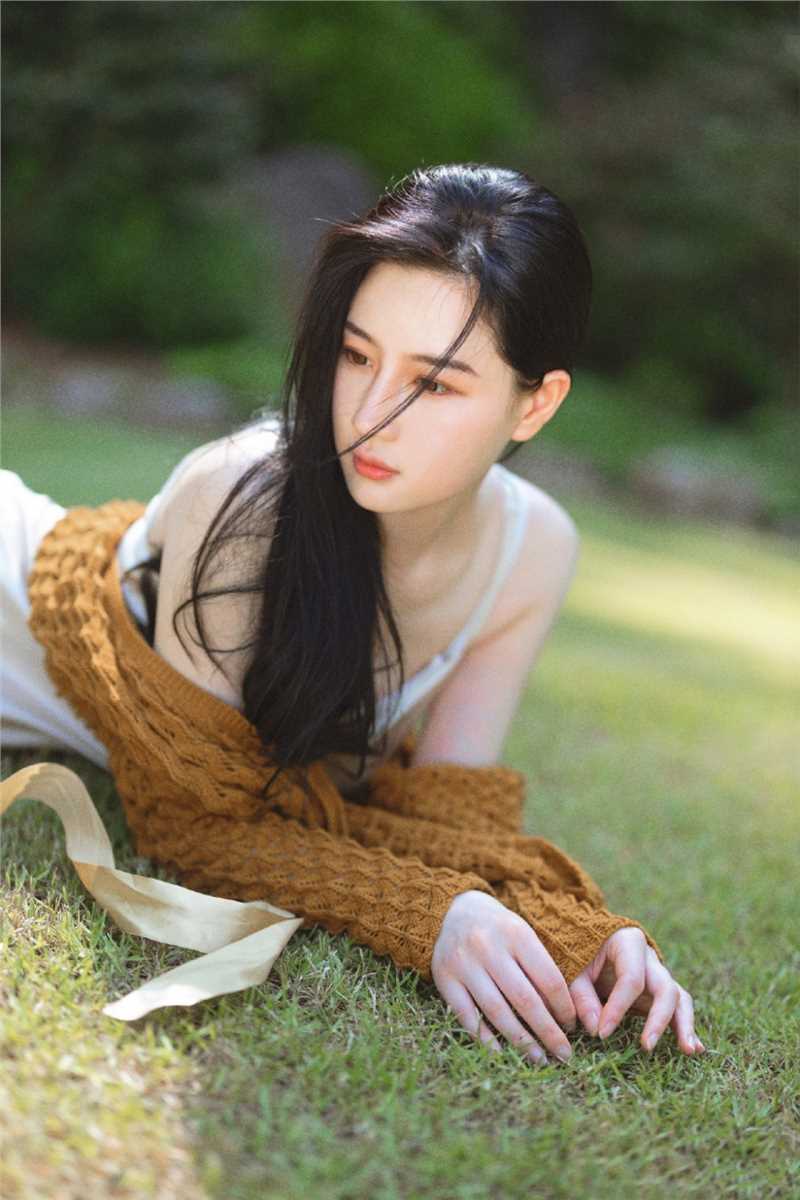 优质长发飘飘的气质美女吊带长裙皮肤白皙清纯唯美图片相册
