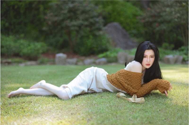 优质长发飘飘的气质美女吊带长裙皮肤白皙清纯唯美图片相册