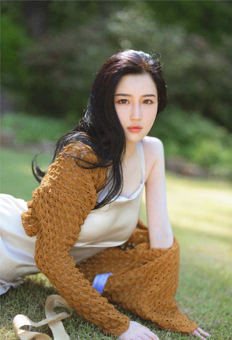 优质长发飘飘的气质美女吊带长裙皮肤白皙清纯唯美图片相册
