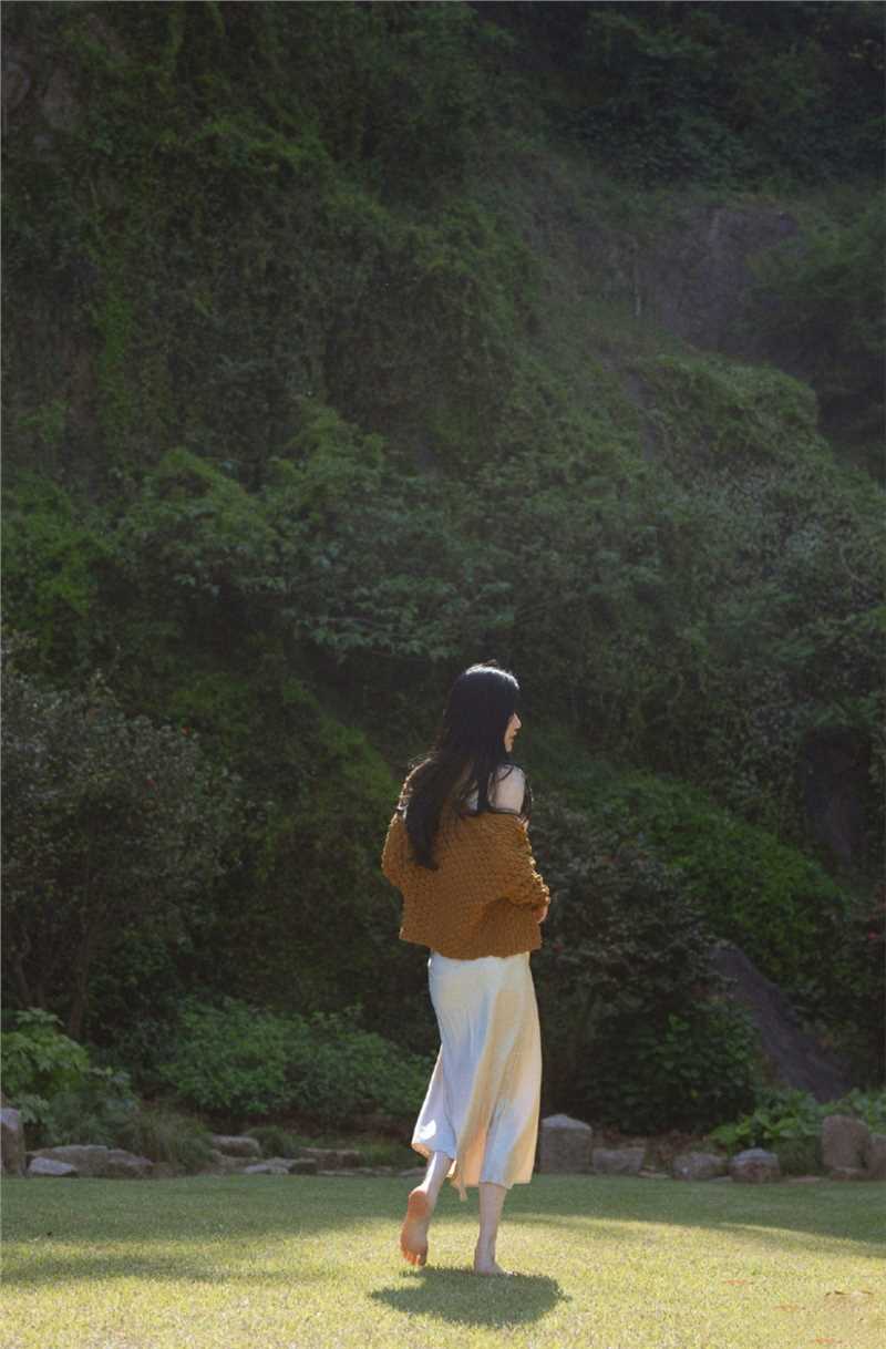 优质长发飘飘的气质美女吊带长裙皮肤白皙清纯唯美图片相册