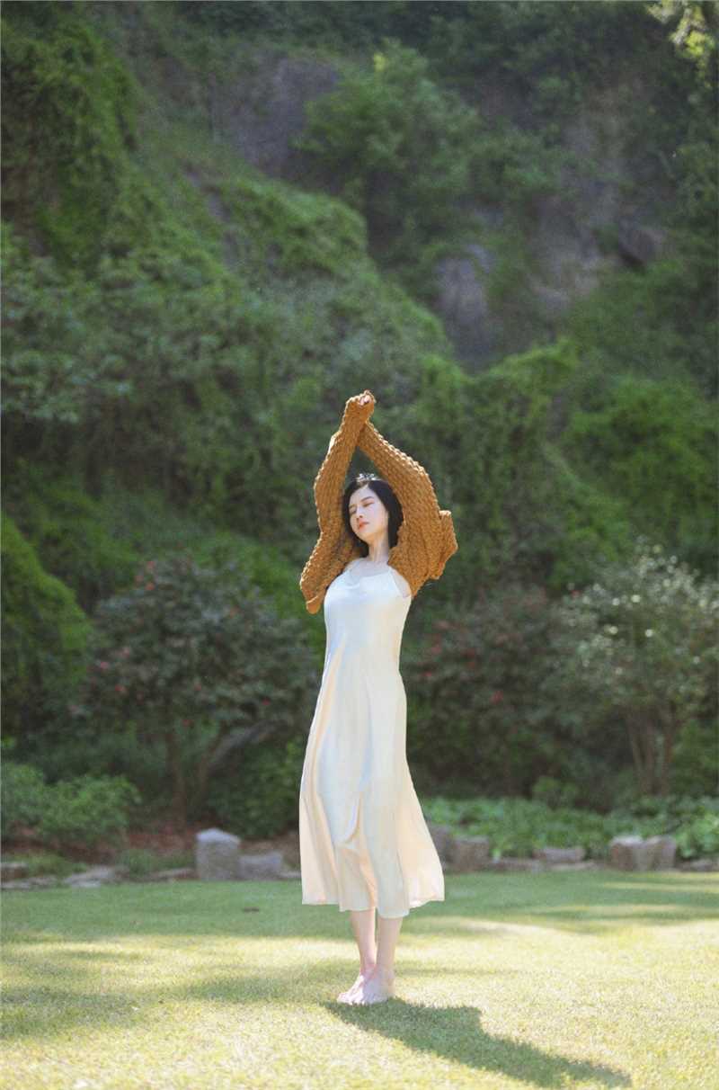 优质长发飘飘的气质美女吊带长裙皮肤白皙清纯唯美图片相册