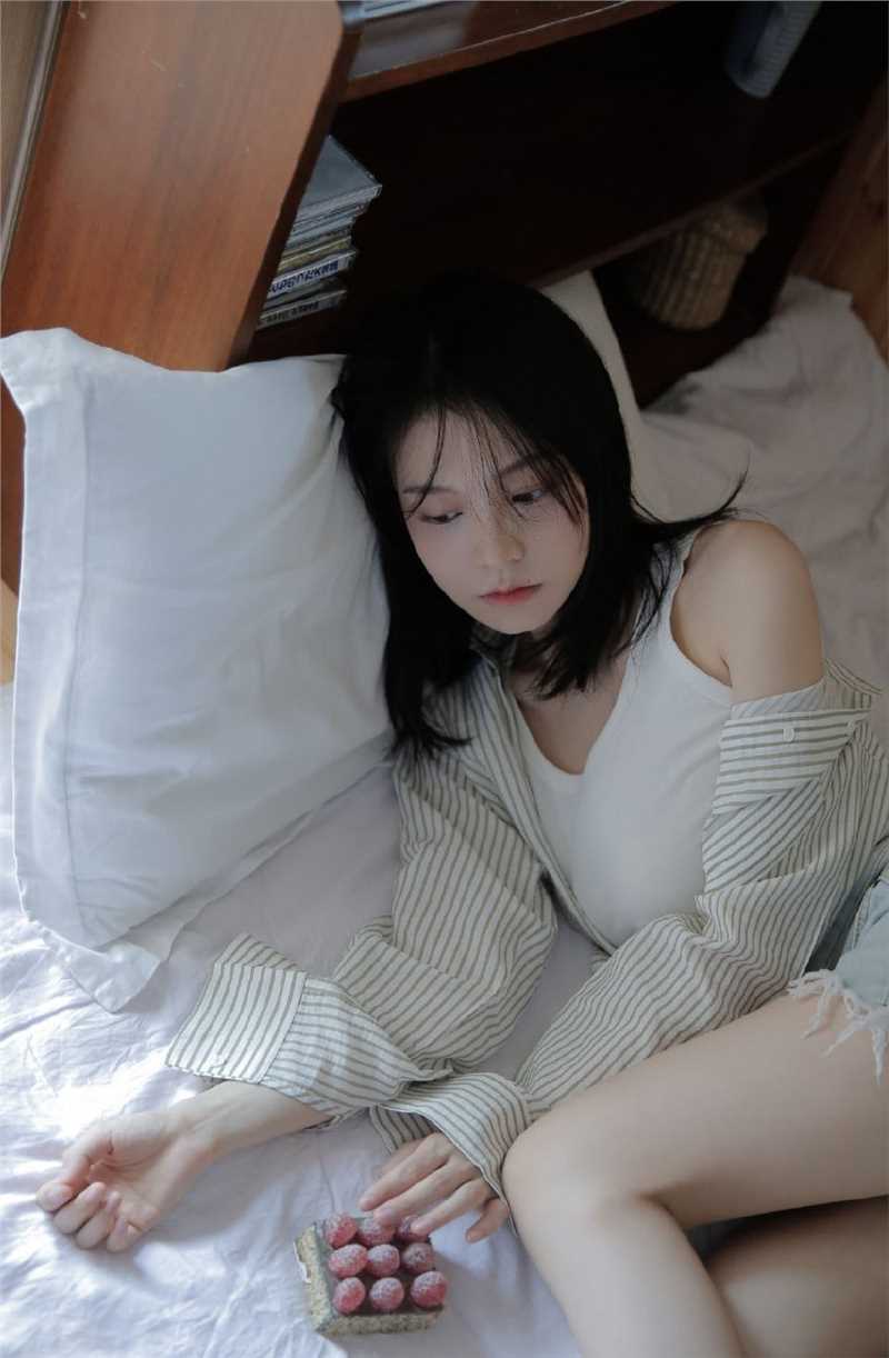 最新95后衬衫美女明眸皓齿清纯白皙美女壁纸