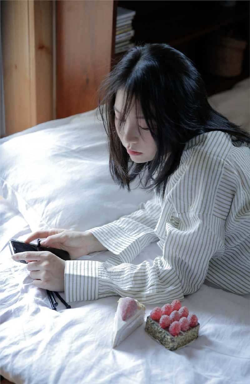 最新95后衬衫美女明眸皓齿清纯白皙美女壁纸