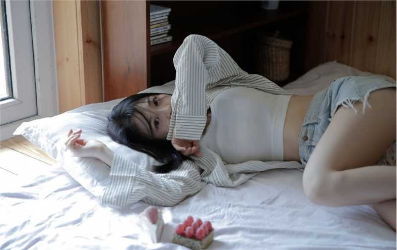 最新95后衬衫美女明眸皓齿清纯白皙美女壁纸