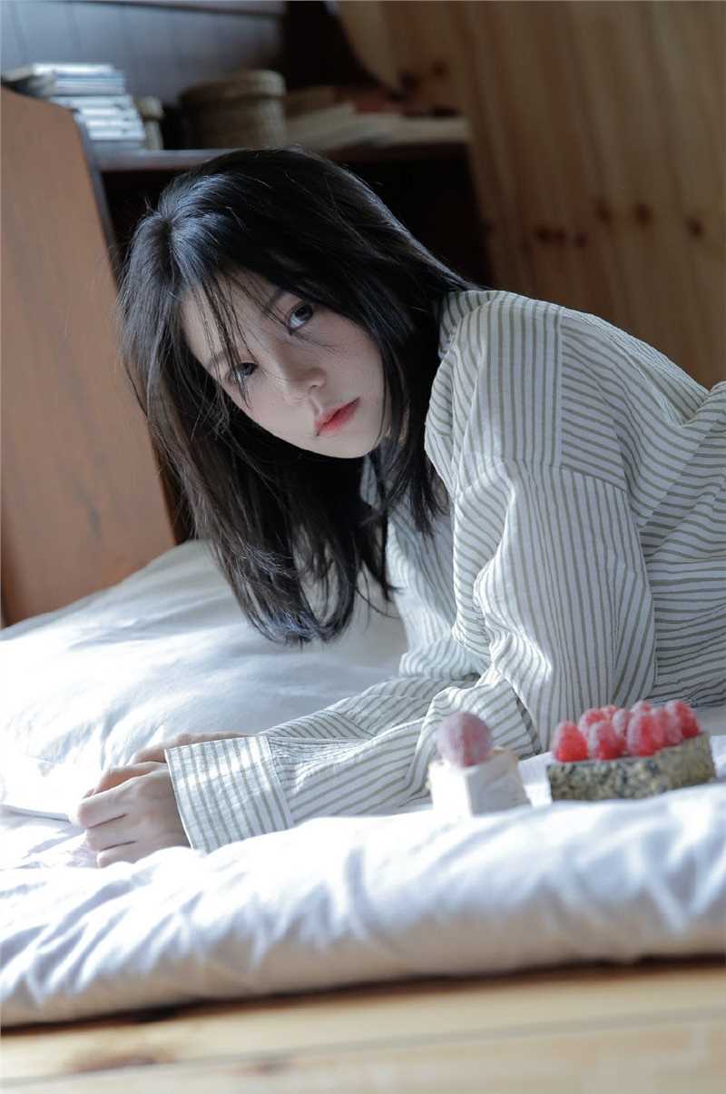 最新95后衬衫美女明眸皓齿清纯白皙美女壁纸