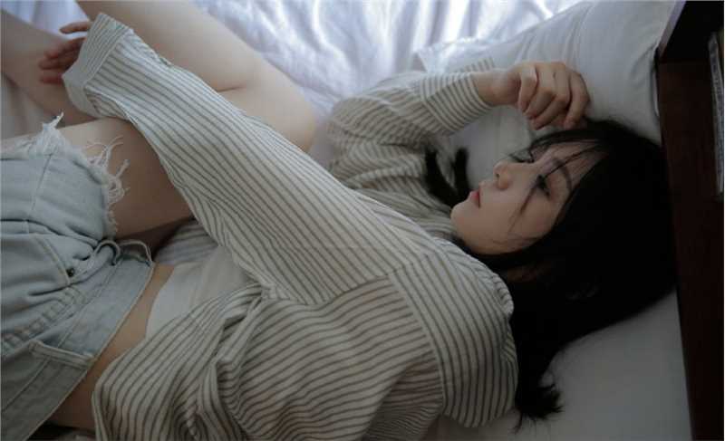 最新95后衬衫美女明眸皓齿清纯白皙美女壁纸