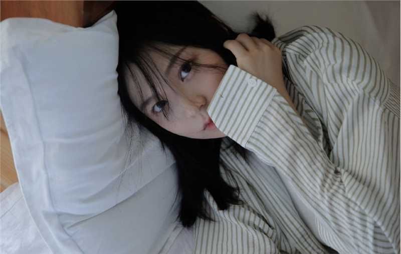 最新95后衬衫美女明眸皓齿清纯白皙美女壁纸