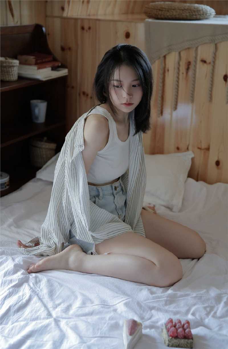 最新95后衬衫美女明眸皓齿清纯白皙美女壁纸