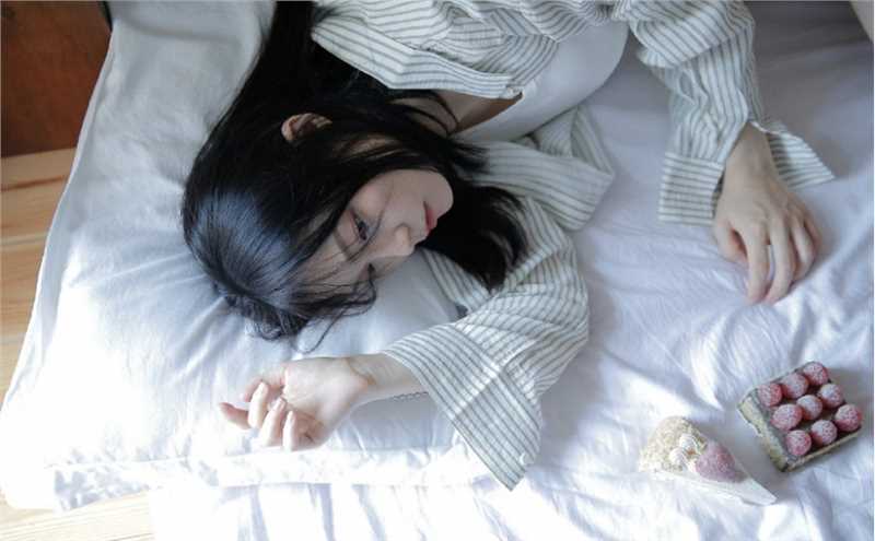 最新95后衬衫美女明眸皓齿清纯白皙美女壁纸