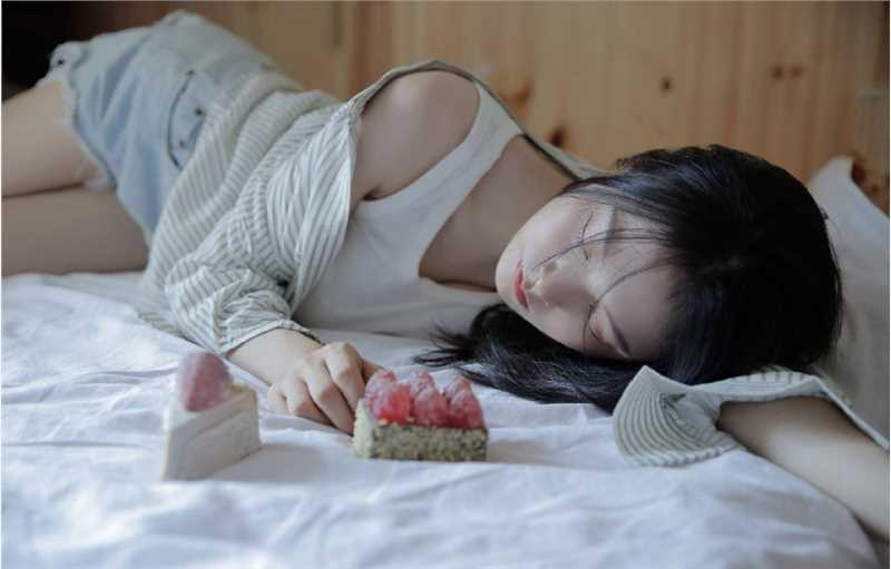 最新95后衬衫美女明眸皓齿清纯白皙美女壁纸