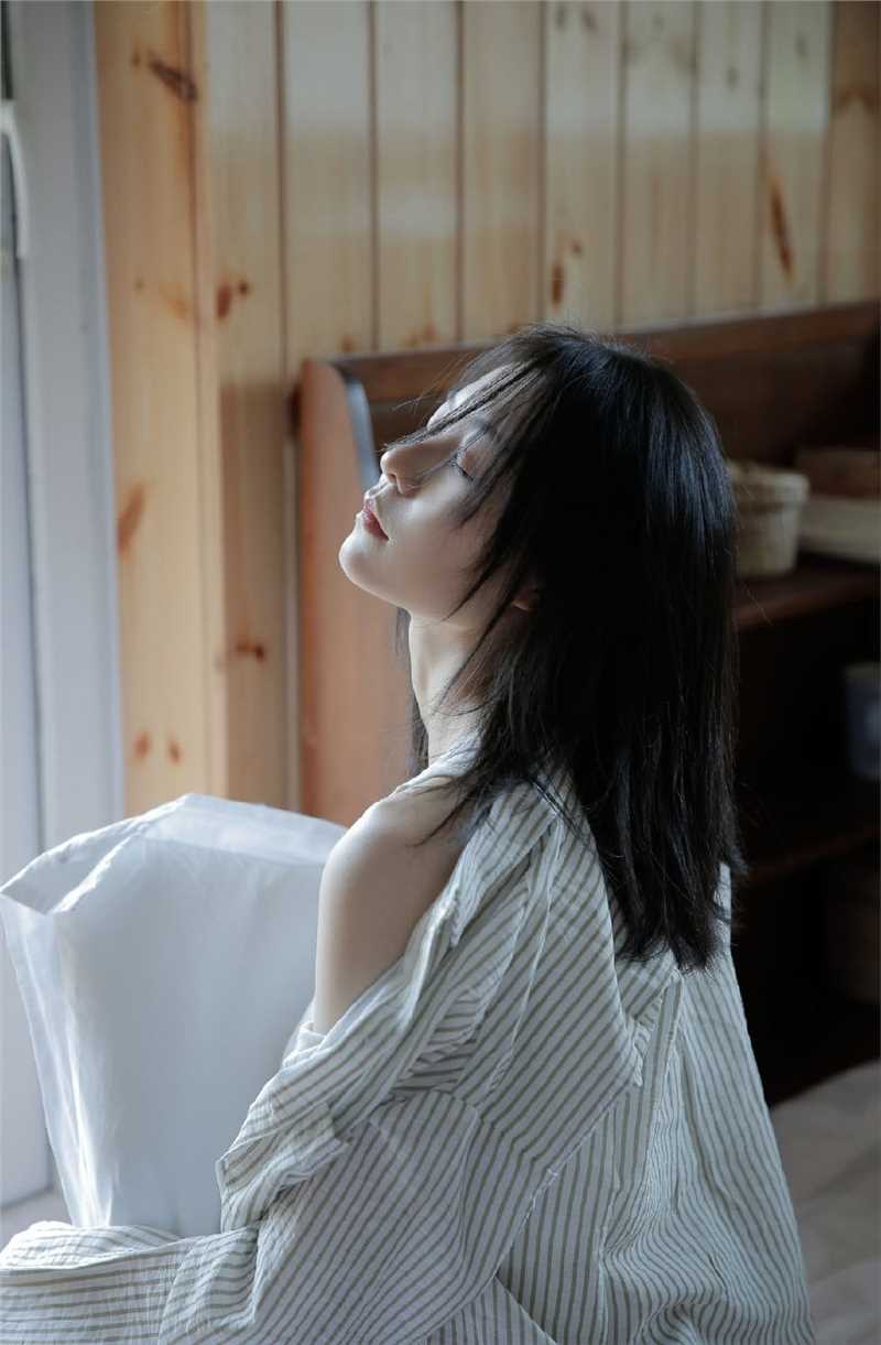 最新95后衬衫美女明眸皓齿清纯白皙美女壁纸