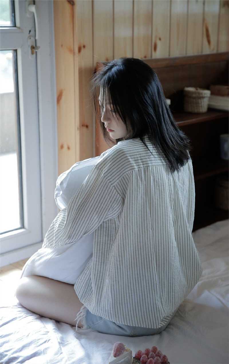 最新95后衬衫美女明眸皓齿清纯白皙美女壁纸