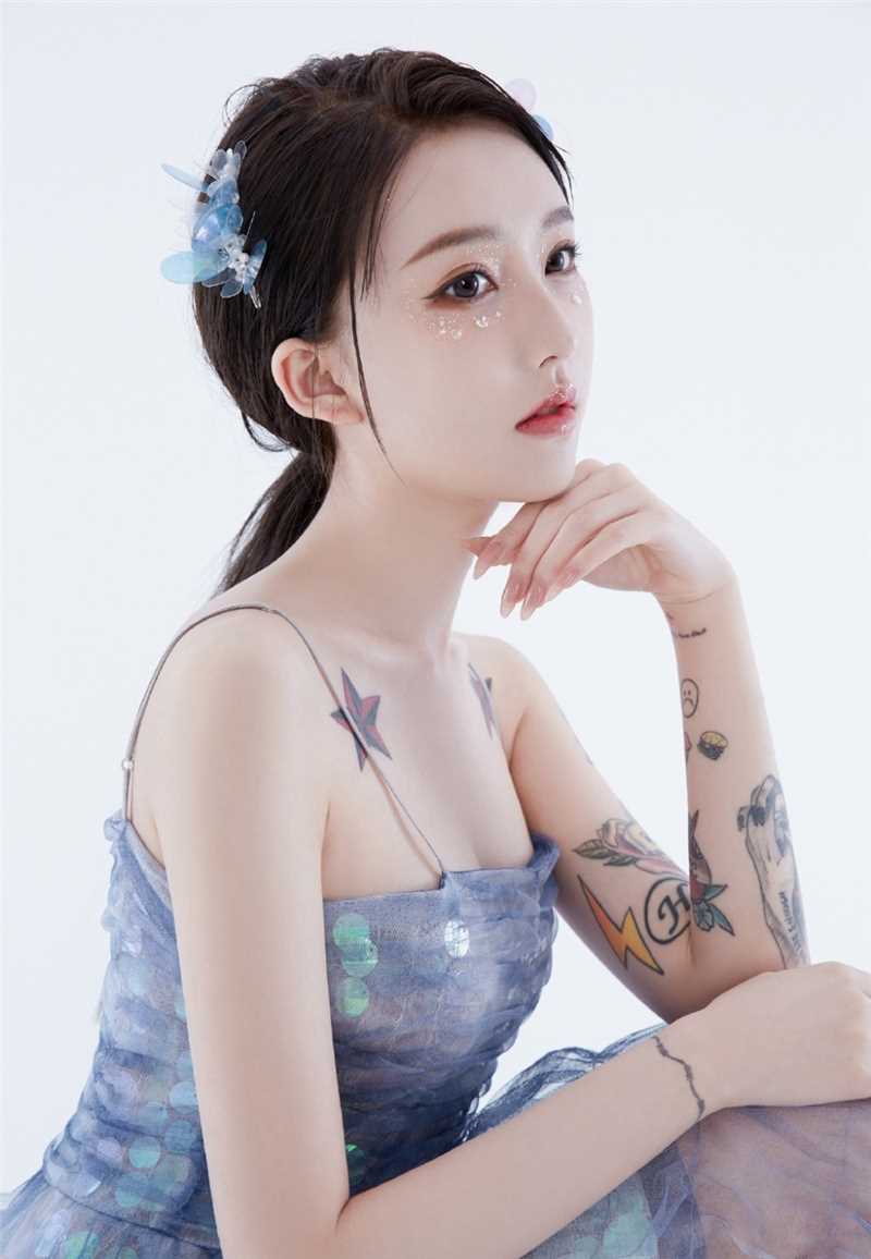 优质气质优雅高贵的小公主抹胸蓬蓬裙性感私房照图片