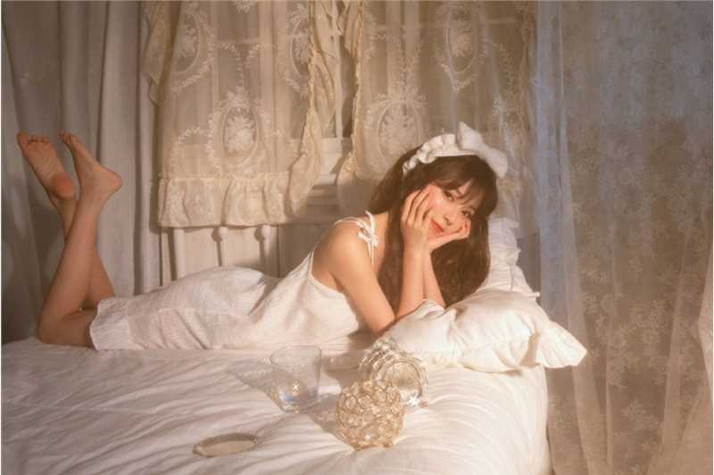 高清朦胧妩媚的倾城佳人床上玉体横陈性感美女图集