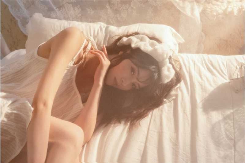 高清朦胧妩媚的倾城佳人床上玉体横陈性感美女图集