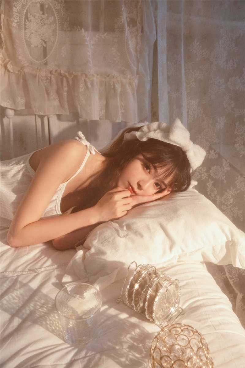 高清朦胧妩媚的倾城佳人床上玉体横陈性感美女图集