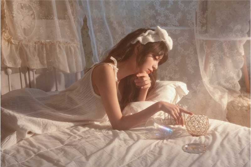 高清朦胧妩媚的倾城佳人床上玉体横陈性感美女图集