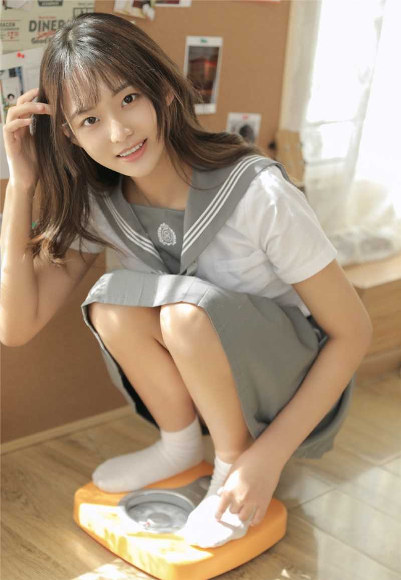 高清制服减龄俏皮阳光下温柔清纯美女照片图集