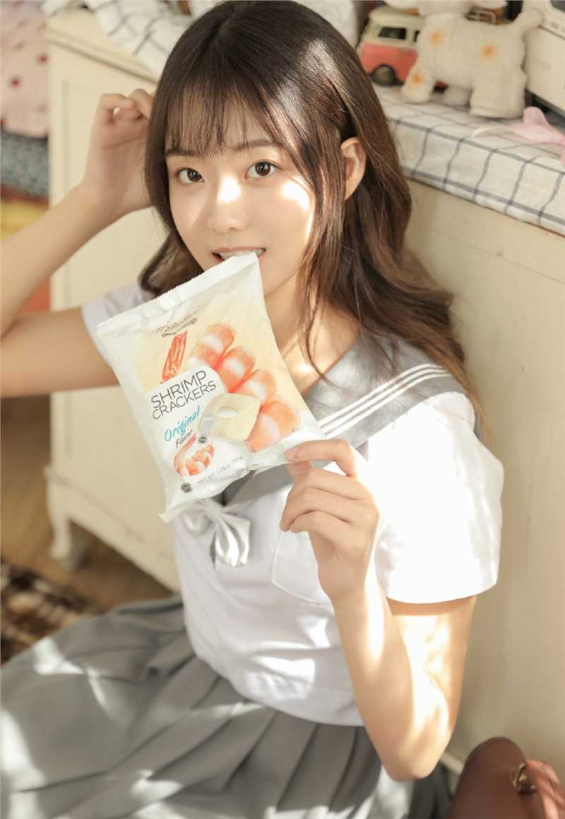 高清制服减龄俏皮阳光下温柔清纯美女照片图集