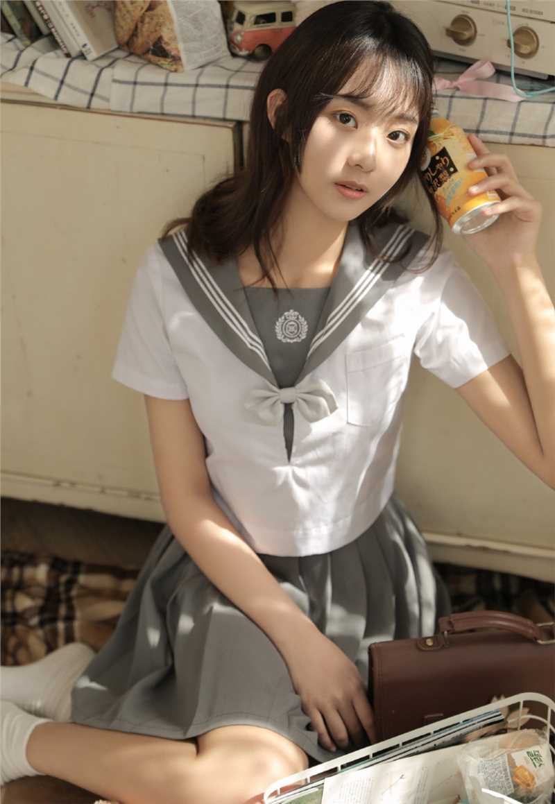 高清制服减龄俏皮阳光下温柔清纯美女照片图集