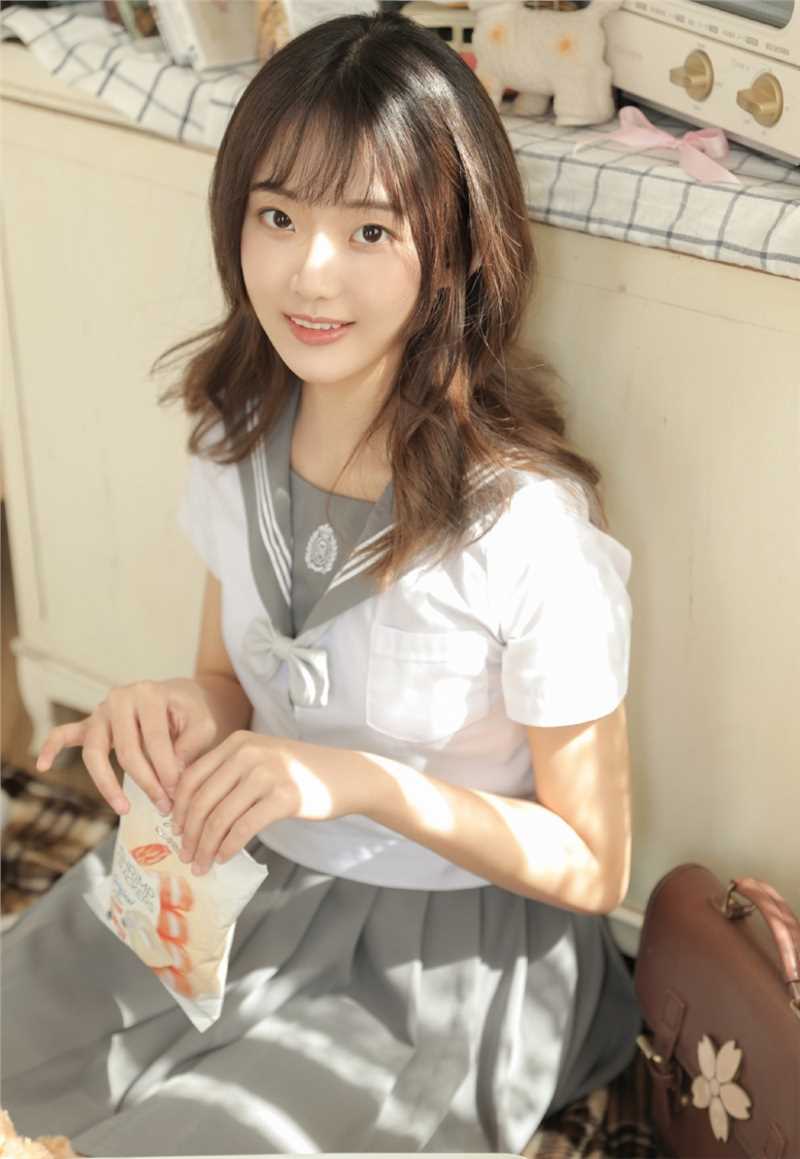 高清制服减龄俏皮阳光下温柔清纯美女照片图集