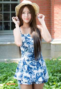 高清制服减龄俏皮阳光下温柔清纯美女照片图集