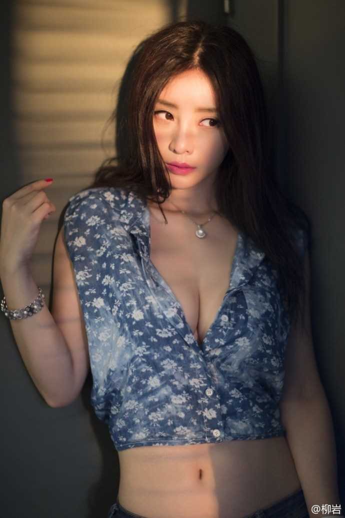 特别专辑柳岩深v露脐装傲人上围性感翘臀图片