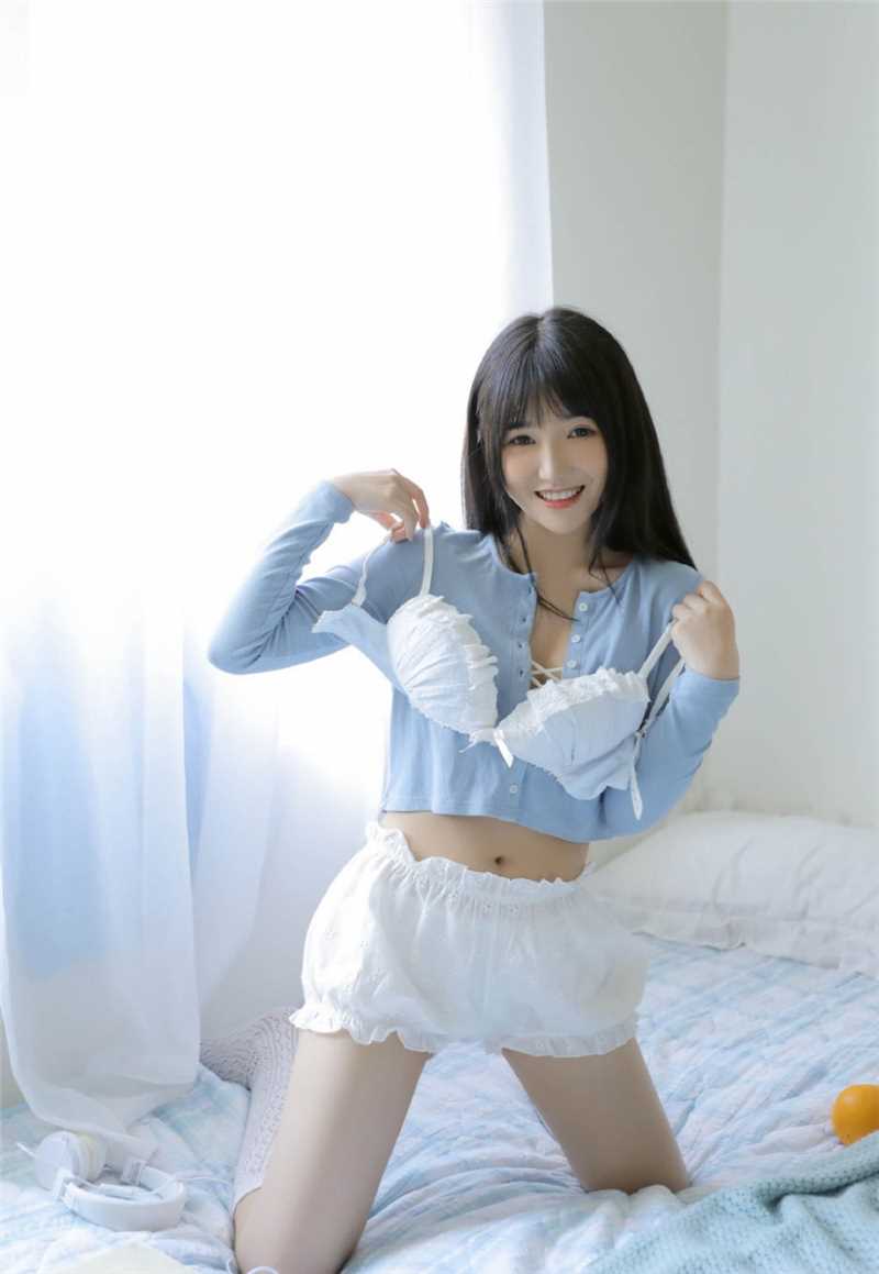 最新丰满性感床上美娇娘人体拍摄图集