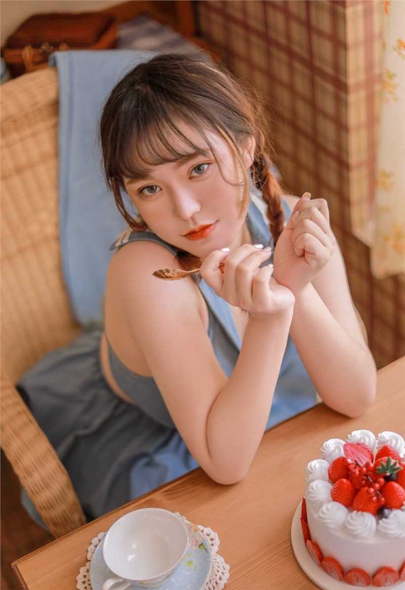 高清童颜波涛萝莉性感短裙大长腿翘臀图片图集