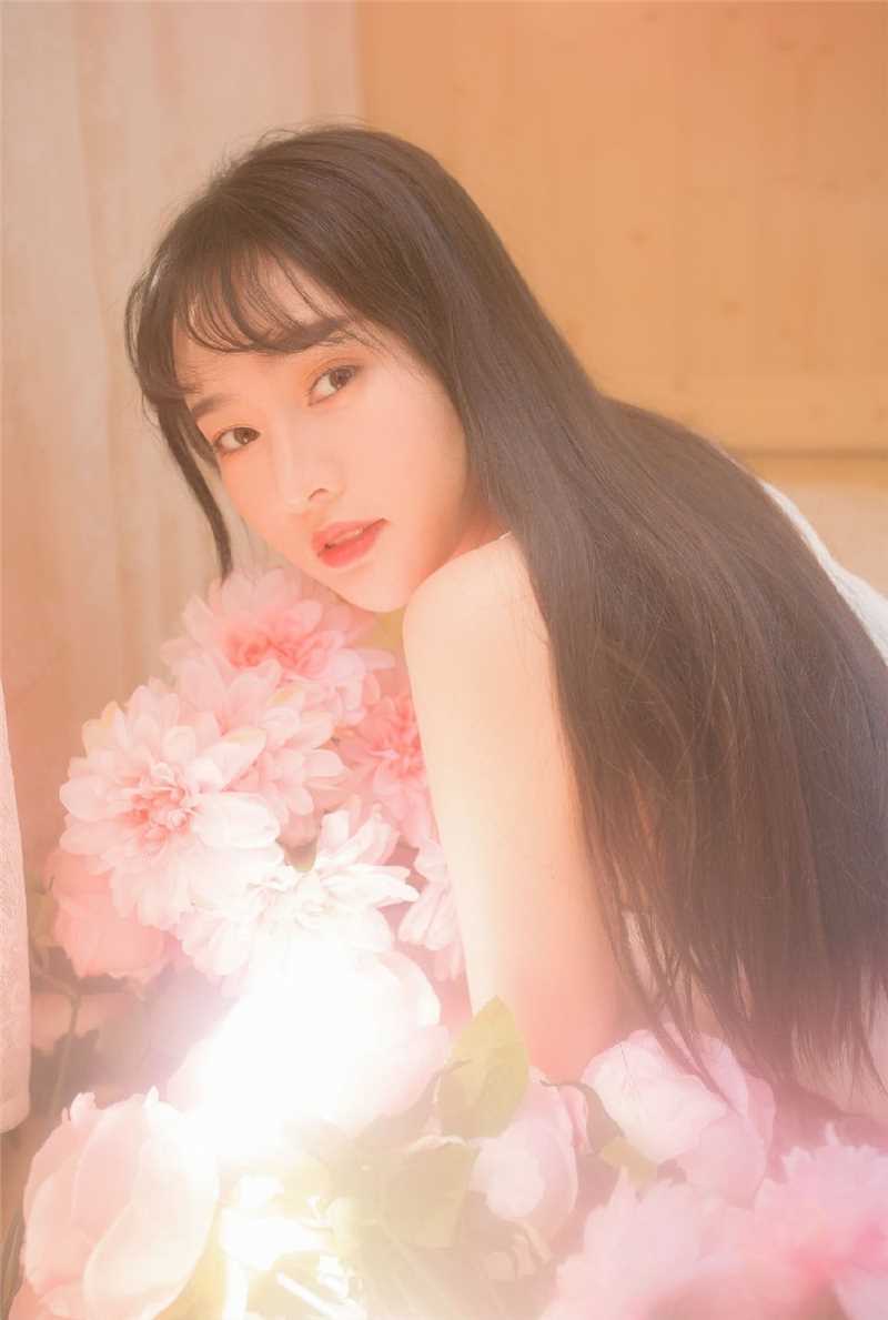 高清长发美女性感吊带裙优雅照片图集