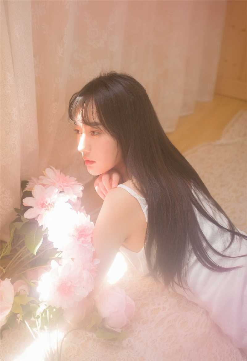 高清长发美女性感吊带裙优雅照片图集