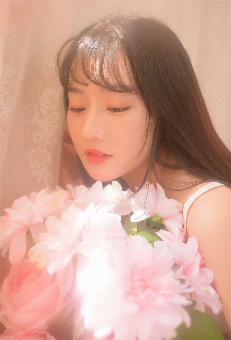 高清长发美女性感吊带裙优雅照片图集