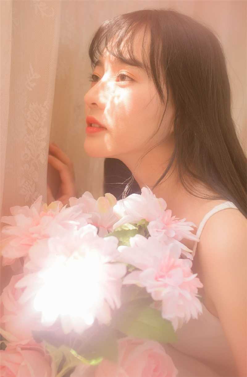 高清长发美女性感吊带裙优雅照片图集