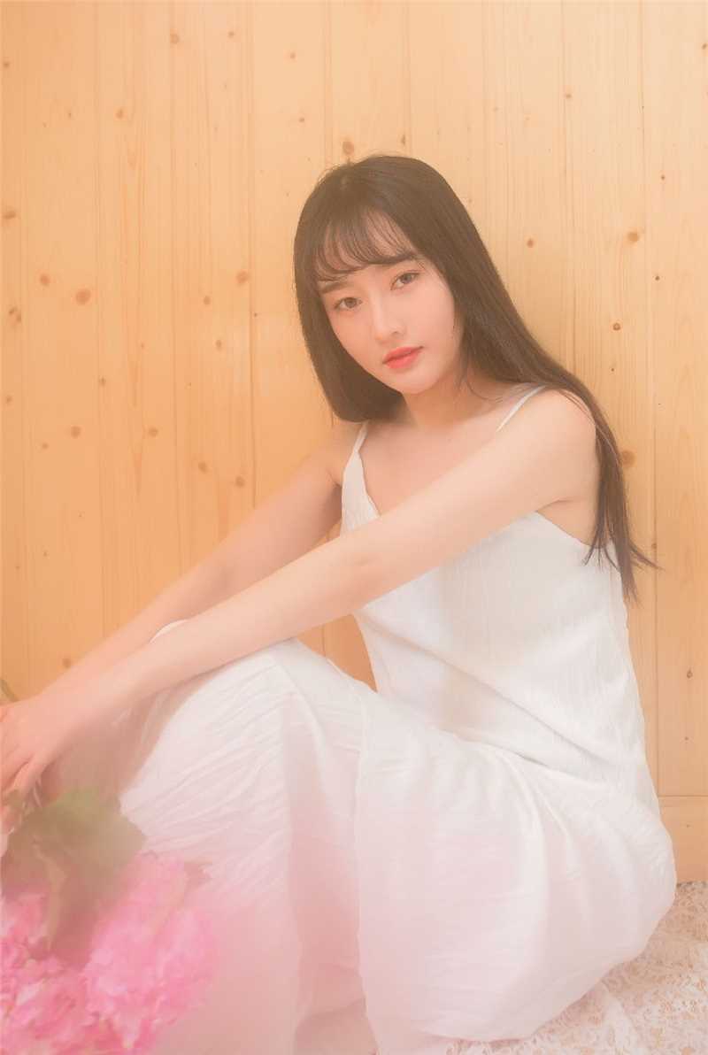 高清长发美女性感吊带裙优雅照片图集