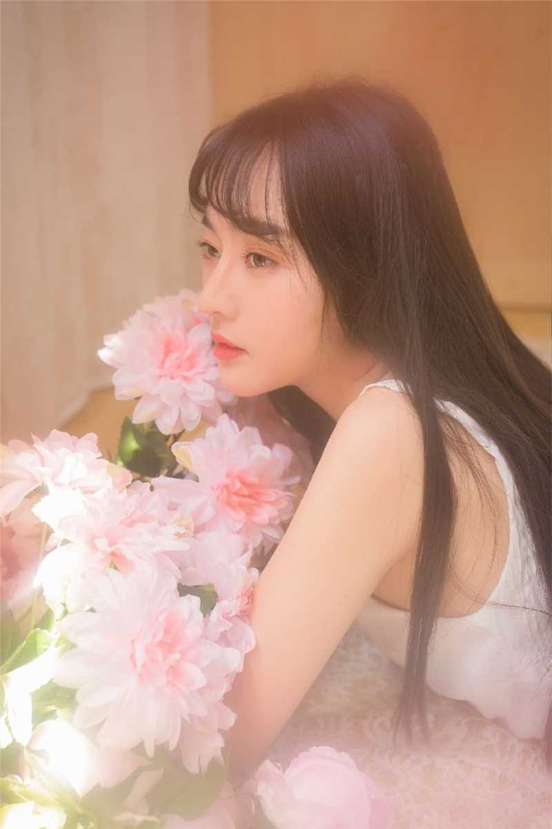 高清长发美女性感吊带裙优雅照片图集