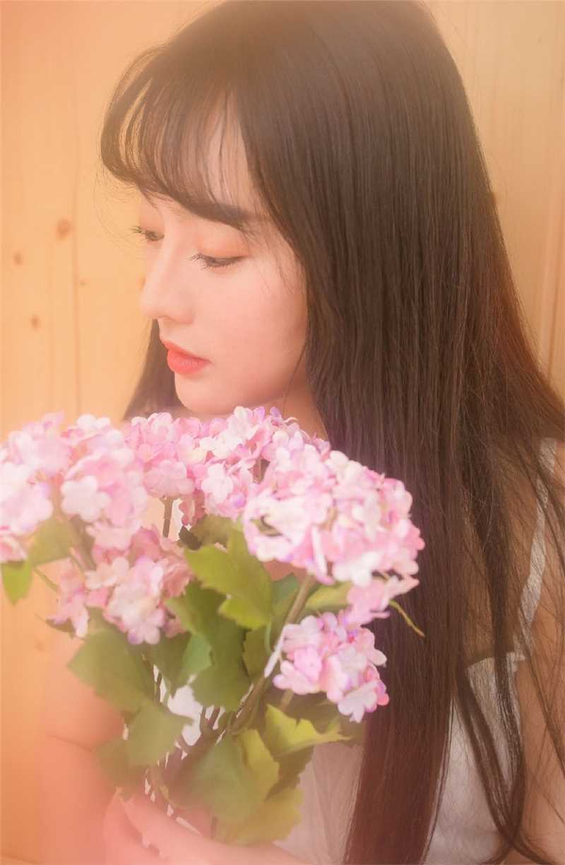 高清长发美女性感吊带裙优雅照片图集