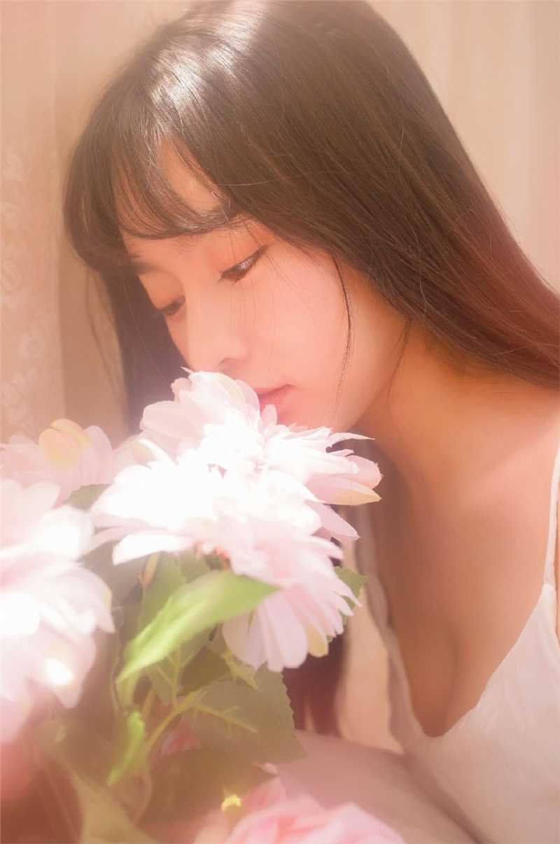 高清长发美女性感吊带裙优雅照片图集