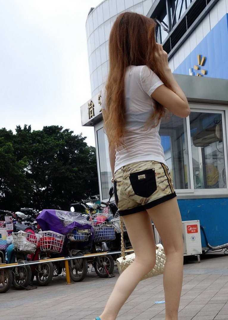 高清性感美女透视装诱惑性感超短裤大长腿诱惑街拍图片图集
