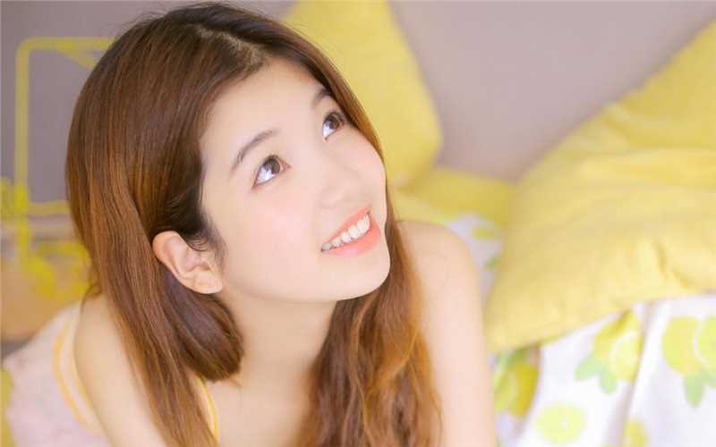 外表元气满满的年轻女孩笑靥如花清纯漂亮的美女