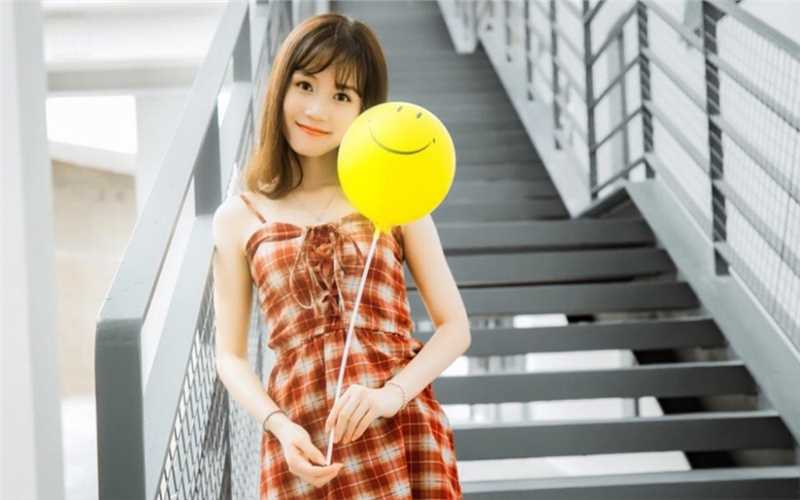 外表元气满满的年轻女孩笑靥如花清纯漂亮的美女