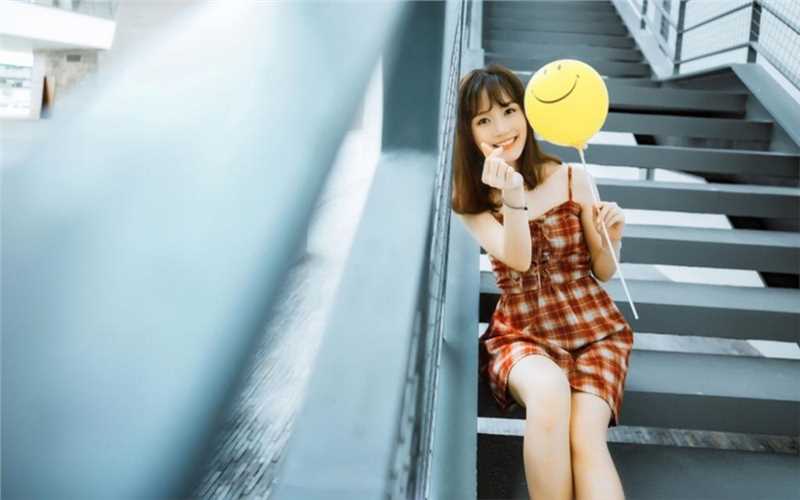 外表元气满满的年轻女孩笑靥如花清纯漂亮的美女