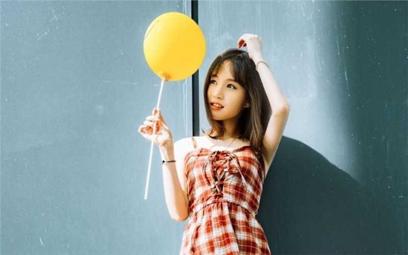 外表元气满满的年轻女孩笑靥如花清纯漂亮的美女